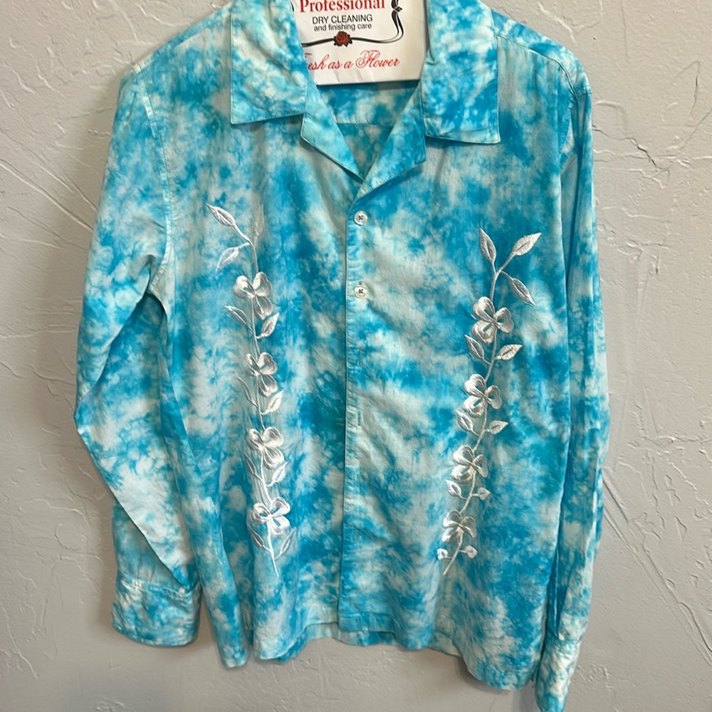 Vintage Red men’s blue and white tie dye button down long sleeve shirt. Small